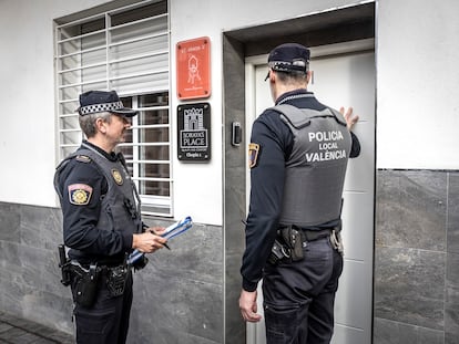 Dos policías locales de la Comisaría de Proximidad del Marítimo realizan inspecciones en bajos y pisos de Valencia el pasado mes de enero en Valencia.