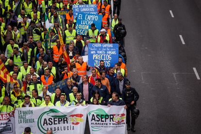 Agentes de Policía Nacional rodean la manifestación de transportistas, este lunes en Madrid.