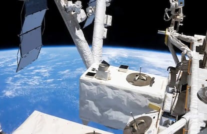 El instrumento GEDI (centro) acoplado a la Estación Espacial Internacional. Las imágenes de esta pieza fueron proporcionadas por Adrian Pascual, miembro del equipo científico de GEDI. 