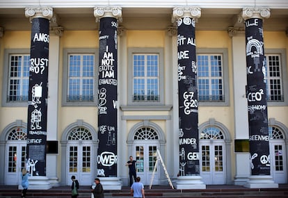 La columnata del museo Fridericianum, cubierta de pintadas políticas por el artista rumano Dan Perjovschi, este miércoles en la Documenta de Kassel.