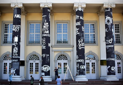 La columnata del museo Fridericianum, cubierta de pintadas políticas por el artista rumano Dan Perjovschi, este miércoles en la Documenta de Kassel.