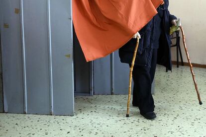 Una mujer abandona una cabina electoral de un centro en la localidad italiana de Fiuggi.