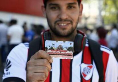 Un aficionado de River enseña su entrada para la final. 