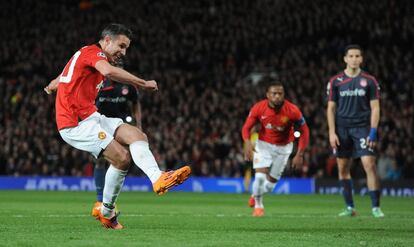 Robin Van Persie (i) del Manchester United anota de penalti ante el Olympiacos.