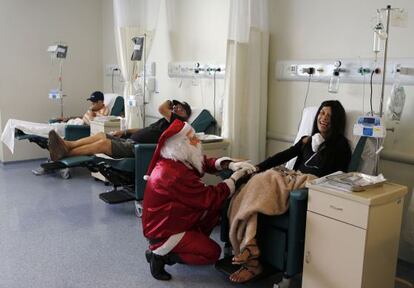 Un hombre vestido de Papa Noel sorprende a los pacientes del Cancer Institute de São Paulo (Brasil).