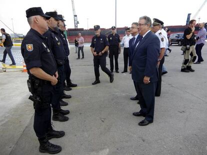 Juan Ignacio Zoido visita en Barcelona a los agentes de la Policía y la Guardia Civil allí.