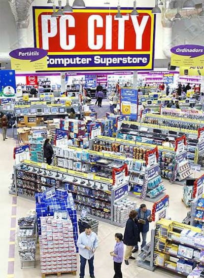 Tienda de PC City en Badalona, Barcelona, que se salva de los cierres previstos por la multinacional.