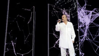 Miguel Bosé, durante un espectáculo de su nueva gira musical.