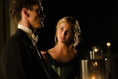 Yon Gonzlez y Amaia Salamanca, en una imagen de <i>Gran Hotel</i>, <b>serie de Antena 3. </b>