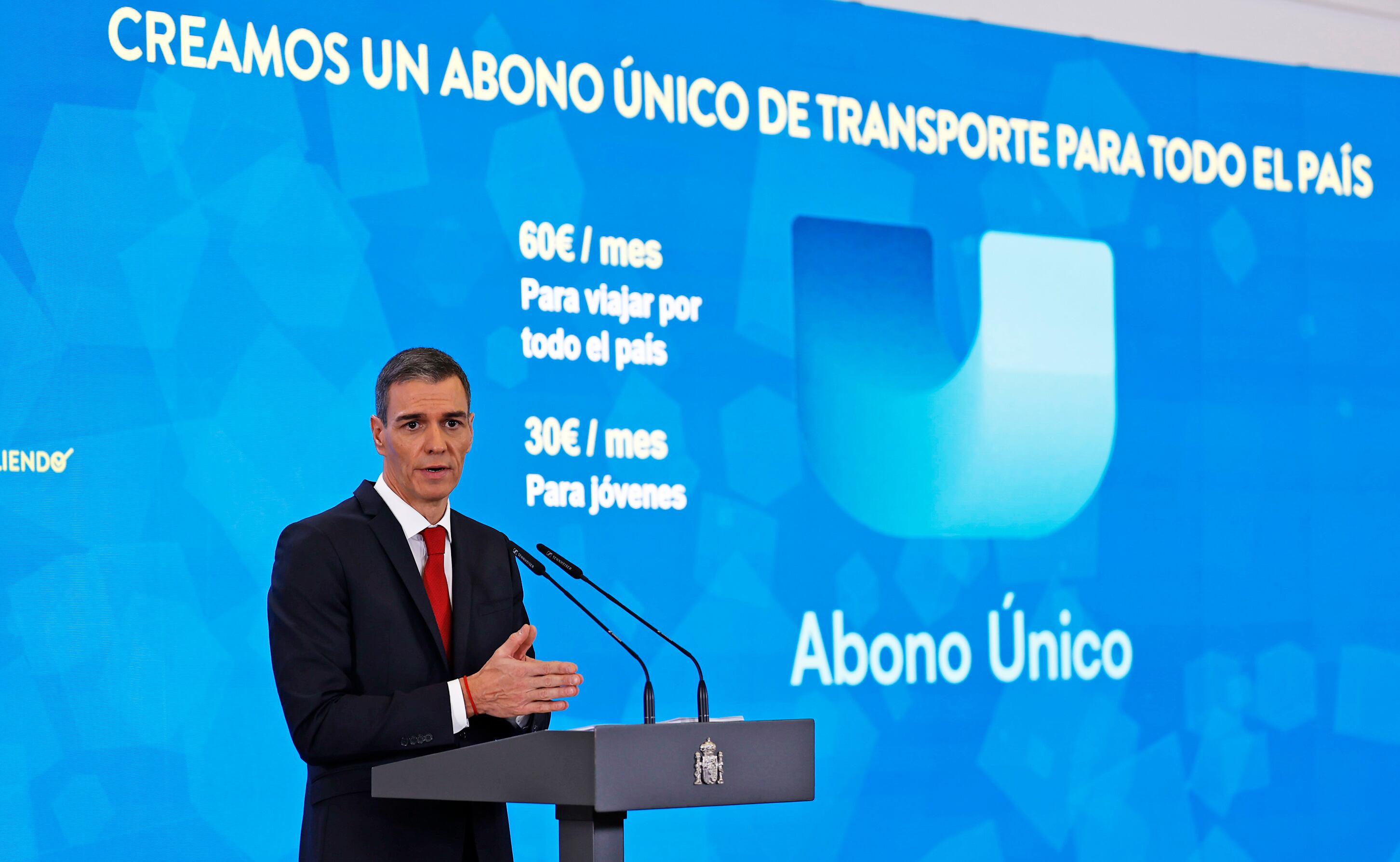 Sánchez anuncia un abono transporte único de 60 euros al mes para viajar por todo el país