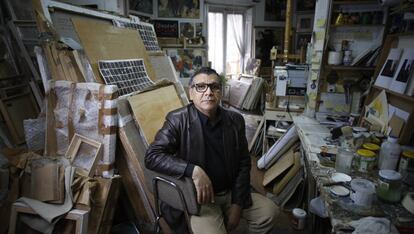 El pintor Hanoos Hanoos, en su casa estudio de Madrid.