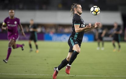 Bale controla un bal&oacute;n ante el City. 