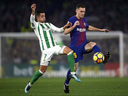 Vermaelen ante Sergio León en el Betis-Barça.