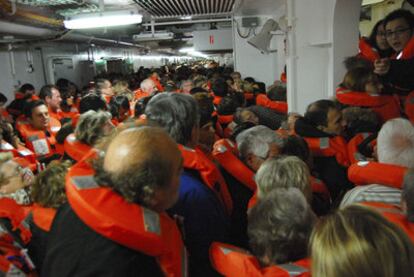 Un momento de la dramática evacuación del Costa Concordia durante el naufragio en la isla de Giglio.