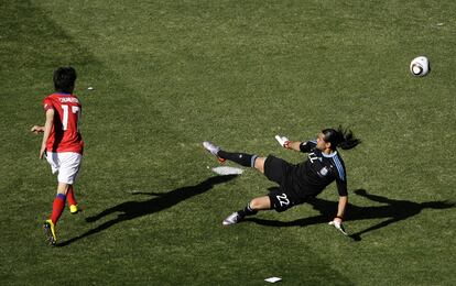 Lee Chung Yong bate al portero argentino tras un recoger un balón suelto.