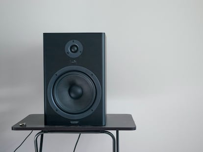 Altavoz conectado a un ordenador con Windows