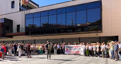 Vecinos de Lasarte-Oria (Gipuzkoa) se concentran en protesta por la falta de calidad de la sanidad en el centro de salud del municipio guipuzcoano.