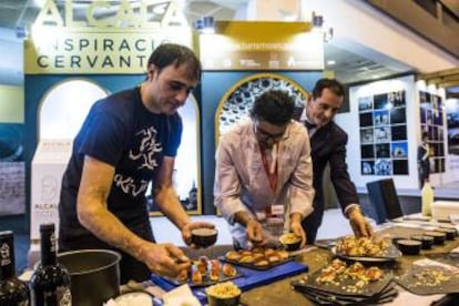 Los chefs Óscar Reguilón e Iván Plademunt preparan una degustación en el stand de Alcalá.