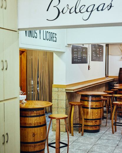 En la Bodega Montferry de Sants también se puede tomar el aperitivo o comprar vino y vermut.