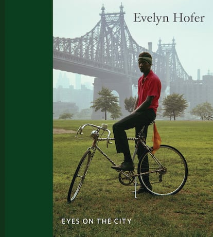 Portada de 'Evelyn Hofer: Eyes in the city', de  Evelyn Hofer.
 DelMonico Books / High Museum of Art / The Nelson Atkins Museum of Art.