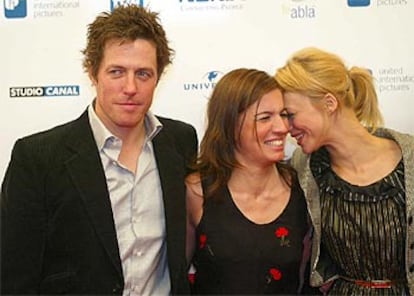 Hugh Grant, ayer en Madrid, junto a las actrices Lúcia Moniz y Heike Makatschm.