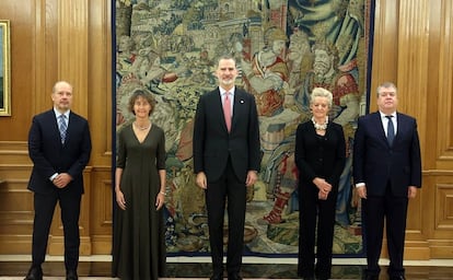 Laura Díez Bueso (segunda desde la izquierda) y María Luisa Segoviano (cuarta desde la izquierda), con el rey Felipe VI y los otros dos nuevos magistrados del Constitucional, el pasado 31 de diciembre tras el acto de jura o promesa del cargo.