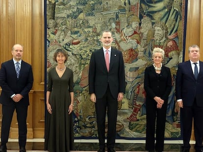 Laura Díez Bueso (segunda desde la izquierda) y María Luisa Segoviano (cuarta desde la izquierda), con el rey Felipe VI y los otros dos nuevos magistrados del Constitucional, el pasado 31 de diciembre tras el acto de jura o promesa del cargo.