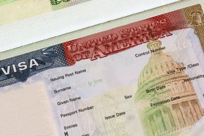 Visa estadounidense estampada en un pasaporte.
