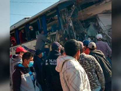 Un autobús se impactó contra una vivienda sobre la carretera Malinalco-Joquicingo en el Estado de México.