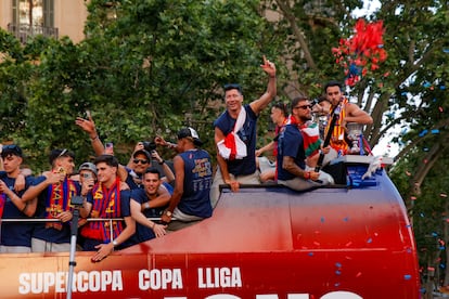 Lewandowski festeja con sus compañeros del Barça la consecución de La Liga 2024-25.