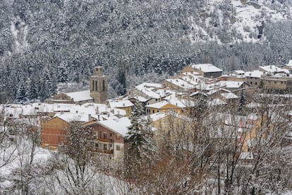 Un sencillo itinerario que comienza en la localidad de Bagà (en la foto) siguiendo un viejo trazado ferroviario, jalonado de túneles y pasarelas, incluido un puente colgante de más de 30 metros de longitud (la pasarela del Nicolau). Esta ruta, ideal para conocer la zona del Alto Llobregat, es perfecta para recorrerla en familia y ofrece un primer contacto con el vértigo y la aventura.