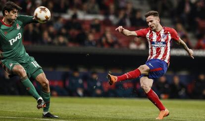 El jugador del Atlético Saúl Ñíguez (a la derecha), este jueves.