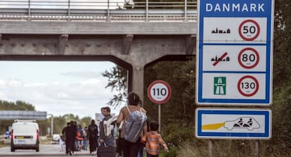 Refugiados caminan por Dinamarca hacia Suecia en busca de asilo
