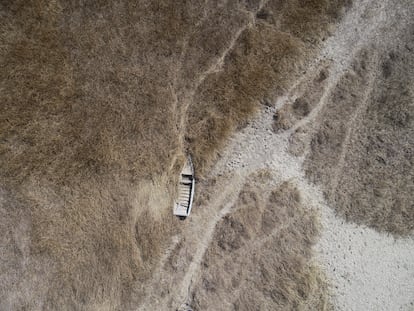 Un barco abandonado cerca del Lago Titicaca, en Huarina, Bolivia.