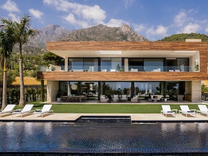 La urbanización Cascada de Camoján, donde se encuentra esta villa, es una de las zonas más exclusivas cercanas al casco urbano de Marbella.