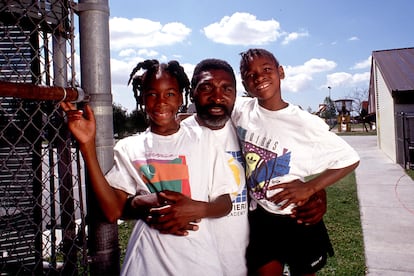 Richard Williams, fotografiado junto a sus hijas Venus y Serena en 1991.