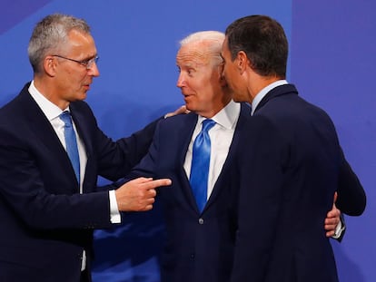 Desde la izquierda, Jens Stoltenberg, secretario general de la OTAN; Joe biden, presidente de EE UU, y Pedro Sánchez, presidente de España, este miércoles en Madrid.
