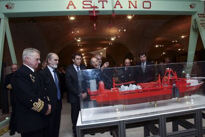 El alcalde de Ferrol y el presidente de la Xunta (segundo y tercero por la izquierda respectivamente) visitan la exposición con varias autoridades.