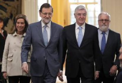 El presidente del Gobierno, Mariano Rajoy (2i), junto a la ministra de Sanidad, Ana Mato, al presidente de la Federación de Industrias Alimentación y Bebidas, Pedro Astals (2d) y al ministro de Agricultura, Miguel Arias Cañete, durante la presentación del Marco Estratégico de la Industria de Alimentación y Bebidas, hoy en el Complejo de la Moncloa, en Madrid.