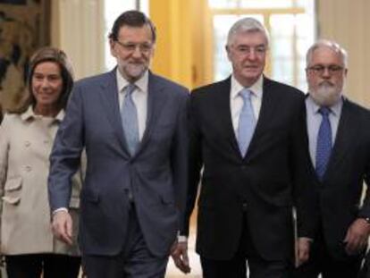 El presidente del Gobierno, Mariano Rajoy (2i), junto a la ministra de Sanidad, Ana Mato, al presidente de la Federación de Industrias Alimentación y Bebidas, Pedro Astals (2d) y al ministro de Agricultura, Miguel Arias Cañete, durante la presentación del Marco Estratégico de la Industria de Alimentación y Bebidas, hoy en el Complejo de la Moncloa, en Madrid.