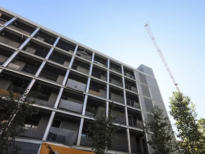 Construcción de pisos para alquiler de la Empresa Municipal de Vivienda, en la Avenida del Euro, en Carabanchel.