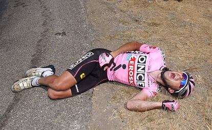 Joseba Beloki, tras caer en el Tour de 2003.