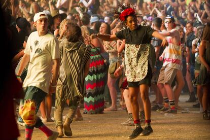 Jaden Smith, a lo DiCaprio, disfrutando de la música en Coachella.