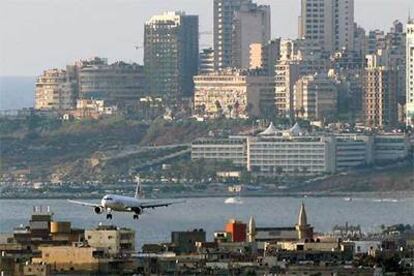 El avión de la línea libanesa Middle East Airlines se acerca al aeropuerto de Beirut, el primer vuelo comercial que aterriza en ocho semanas.