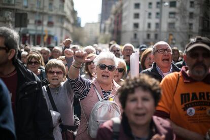 Miles de pensionistas han salido a las calles del centro de la capital catalana.