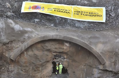 Apertura del t&uacute;nel de Ardilleiro, en la l&iacute;nea del AVE entre Ourense y Santiago, a su paso por Boqueix&oacute;n.