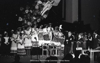 En medio de una celebración que incluyó bailes de cumbia y carnaval sin precedentes en el estricto protocolo de la realeza sueca, Gabriel García Márquez fue galardonado con el premio Nobel, en diciembre de 1.982.