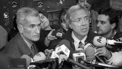 Rafael Vera (izda.) y Jos&eacute; Barrionuevo (dcha.), saliendo de la c&aacute;rcel de Guadalajara.