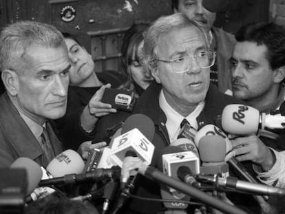 Rafael Vera (izda.) y Jos&eacute; Barrionuevo (dcha.), saliendo de la c&aacute;rcel de Guadalajara.