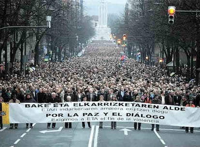 La manifestación celebrada en Bilbao durante su recorrido por la Gran Vía. Al fondo, la plaza del Sagrado Corazón.